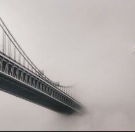 Il ponte di Brooklyn immerso nella nebbia