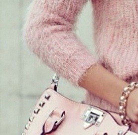 Crea il tuo outfit perfetto, con maglione e borsa