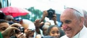 Papa Francesco in mezzo alla folla