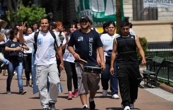 Jóvenes festejando en Plaza de Mayo. Télam