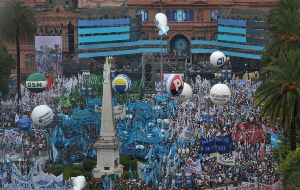 Multitudinaria fiesta 31 años de democracia. Télam