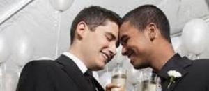 Pareja homosexual durante su boda