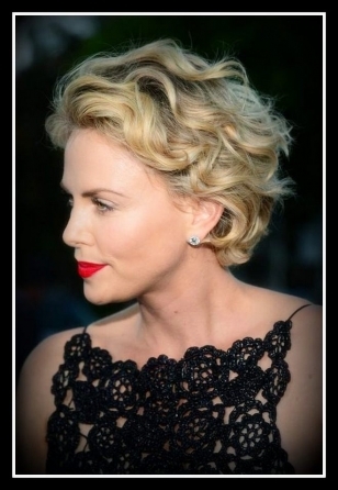 1) Charlize Theron capelli corti