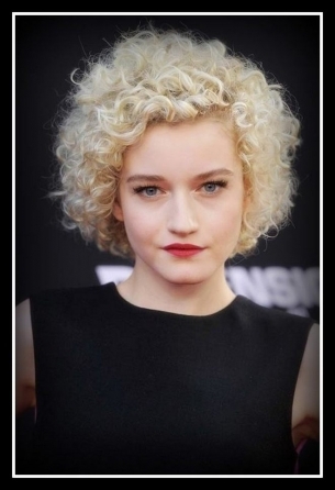 2) Julia Garner  capelli corti