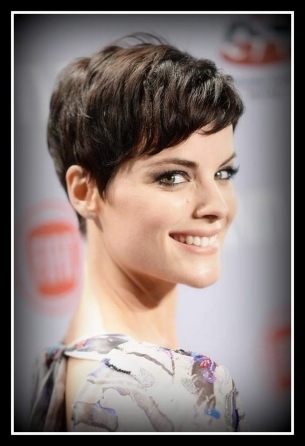 4) Jaimie Alexander capelli corti