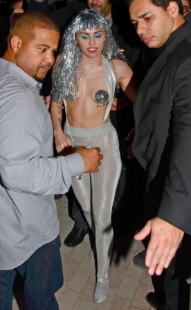 El alocado vestuario de Miley Cyrus