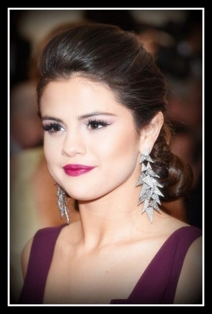 1) Selena Gomez chignon  
