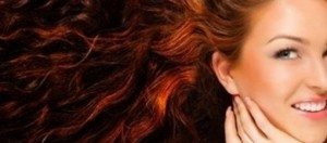Meche su capelli ricci e rossi.