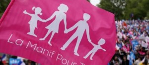 Il logo di Manif Pour Tous in una manifestazione