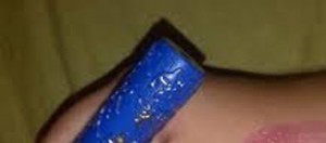 Muestra del labial azul en la piel