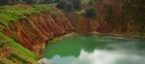 Il lago di bauxite nei pressi di Otranto