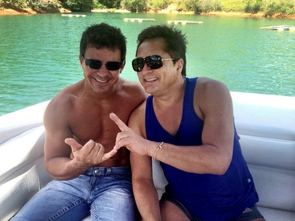 Eduardo Costa ao lado do Leonardo