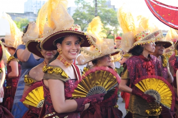 Esperando o desfile: Um Bloco em Poesia