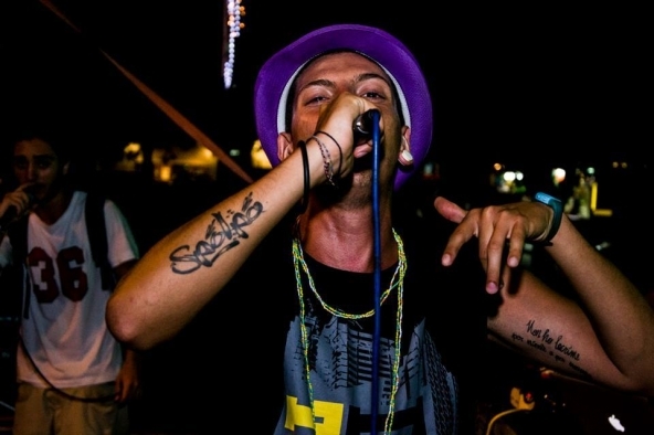 Spolpa Mc durante un performance 