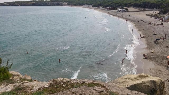 C'è ancora gente che fa il bagno.