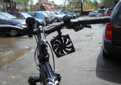 Cargador de móbil que funciona con una bicicleta