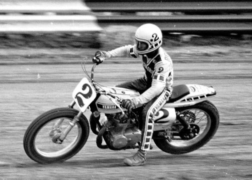 Kenny Roberts su una flat tracer.