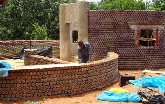Casas hechas con botellas de plástico 3