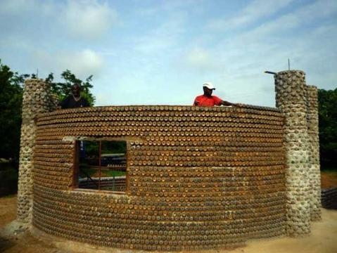 Casas hechas con botellas de plástico 5