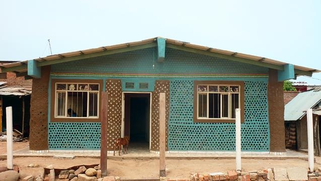 Casas hechas con botellas de plástico