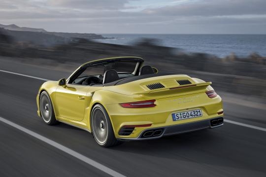 retro della nuova porsche 911 con DYnamic Boost