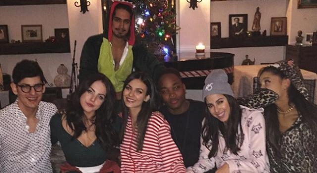 Ariana Grande reúne elenco de Victorious