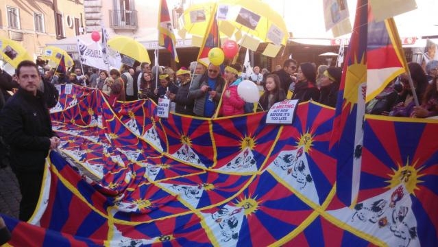 Roma, marcia per il clima: Tibet presente.