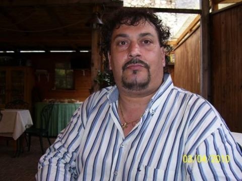 Deceduto troppo pesante la bara si spezza 