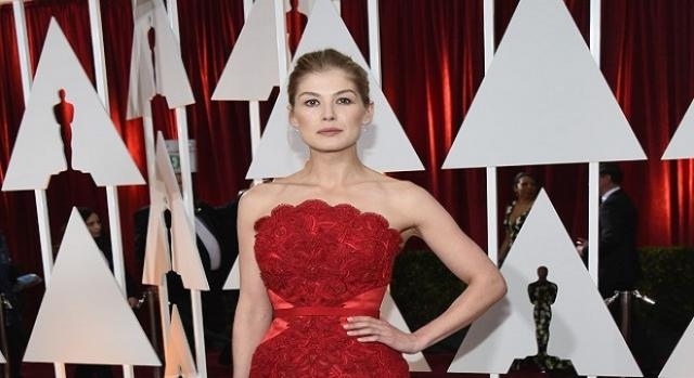 Rosamund Pike en un diseño de Givenchy 