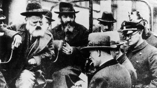 Un anciano judío separado por los opresores nazis