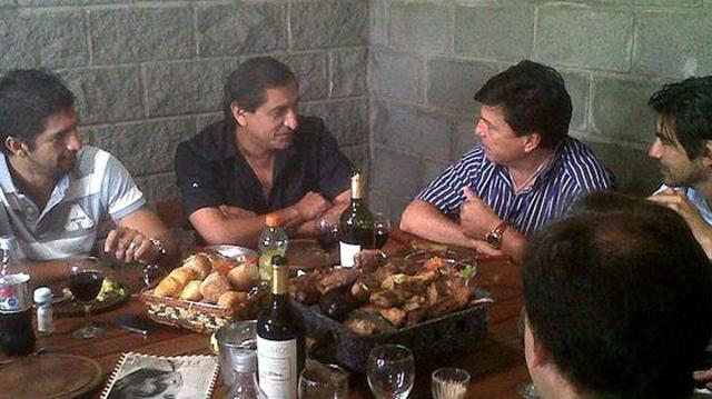 Ramón y Passarella, comiendo un asado