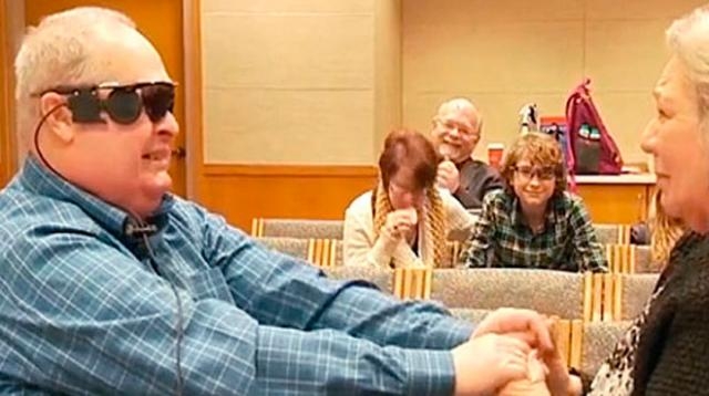 Allen Zderad llora viendo a su esposa