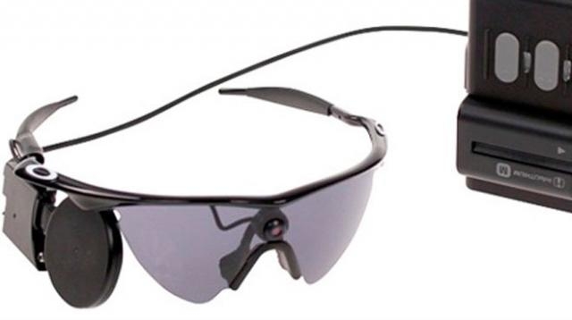 Gafas con cámara y antena junto a unidad de video