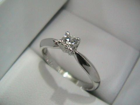 Anillo con diamantes blancos de Channel