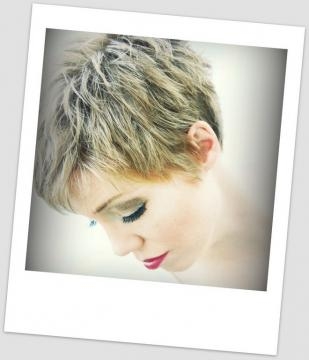 3) Pixie cut per capelli spessi