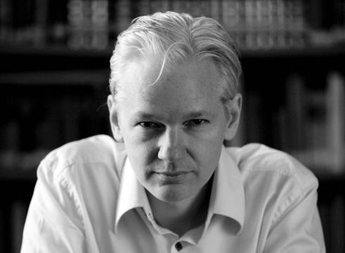 Assange desenmascaró al poder neoliberal 