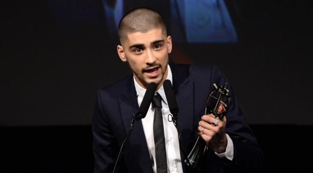 Zayn Malik ringrazia gli One Direction sul palco