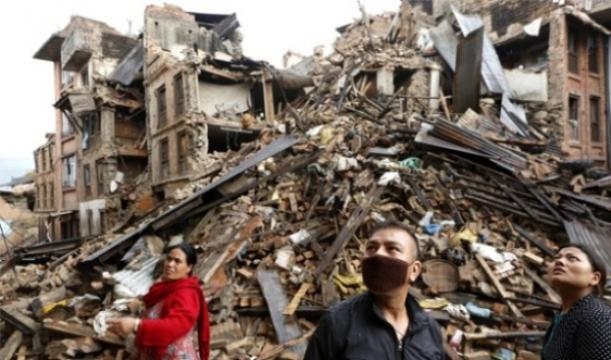 Ciudadanos en medio de escombros