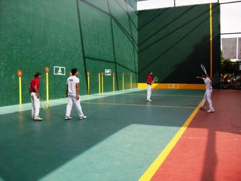 Pelotaris practicando frontenis