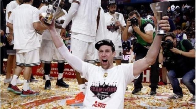 El Chapu Nocioni, festejo por partida doble