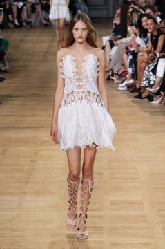 Bianco romantico alla sfilata di Chloè
