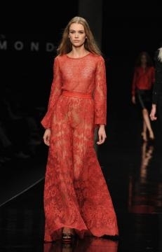 Pizzo rosso per John Richmond