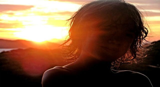 Los niños y jóvenes disfrutan de la puesta de sol.