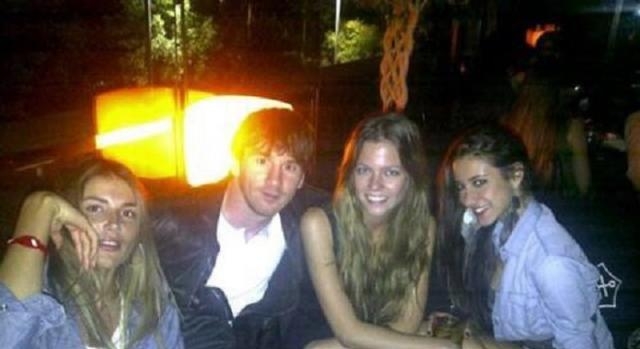 Belén con sus amigas en Barcelona, junto a Messi.