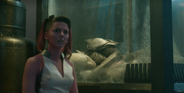 Carcasa de Adam Warlock detrás de la chica