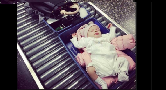 Beba pasando cerca de aparato que emite radiación