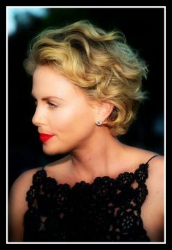 Charlize Theron, corti e ricci