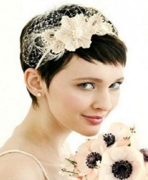 Acconciatura sposa con inserti  floreali