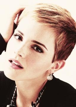 Pixie cut corto e con riga laterale