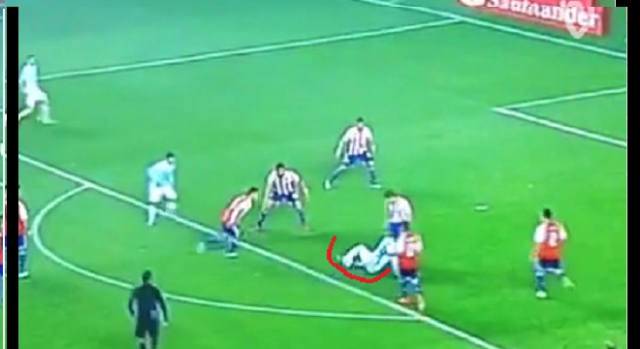 Pase gol de Leonel Messi, tendido desde el piso 